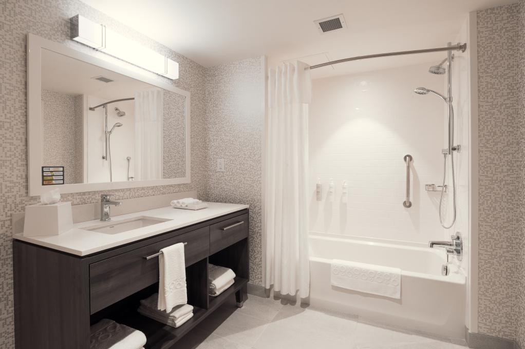 Home2 Suites par Hilton Québec - Bathroom