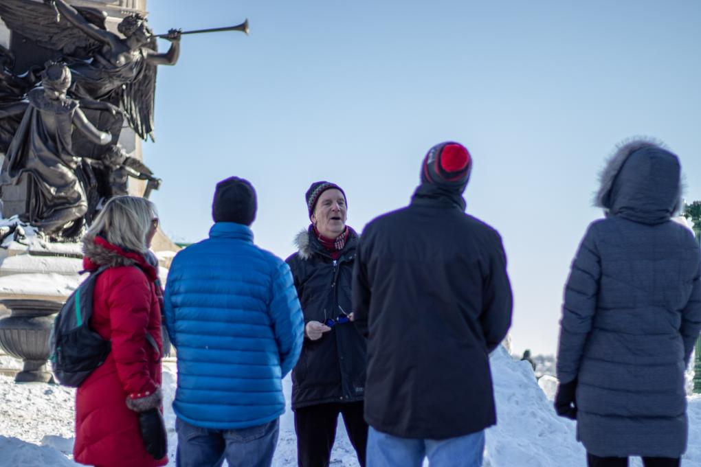 Tours Voir Québec - Guide à la statue de Champlain en hiver