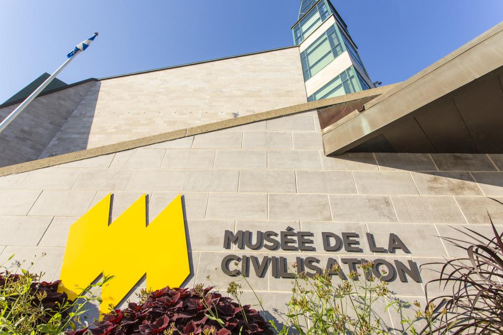 La campanile et la façade extérieure du Musée de la civilisation en été.