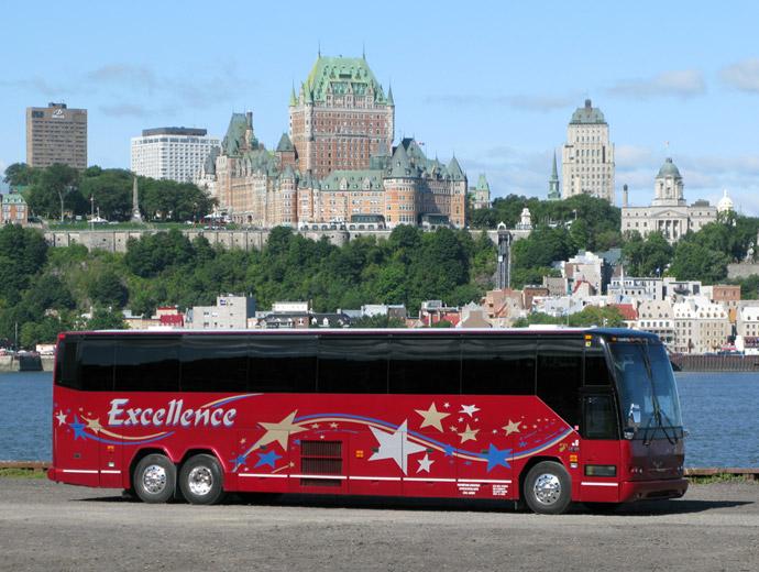 Autocar Excellence - Red coach with a view of Château Frontenac