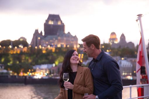 Croisières AML - Couple on a cruise in front of Château Frontenac