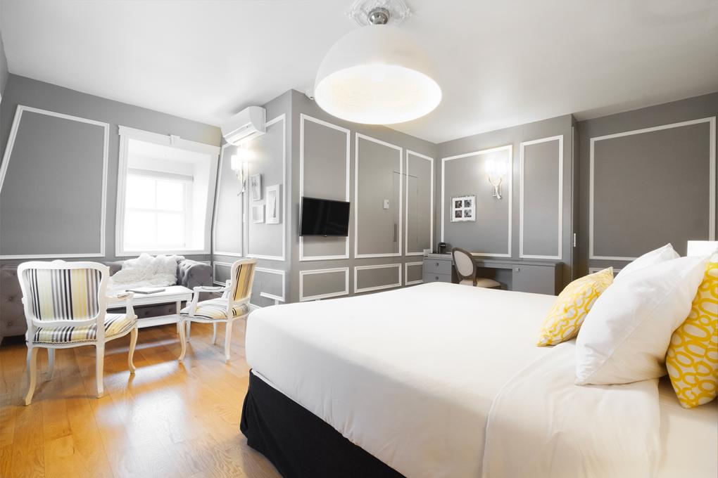 Hôtel Nomad Québec - Gray and yellow Junior Suite with 1 king bed