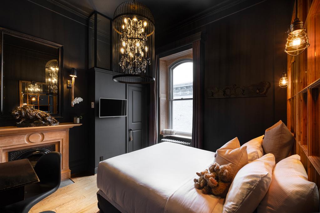 Hôtel Nomad Québec - bedroom 1 queen bed with fireplace