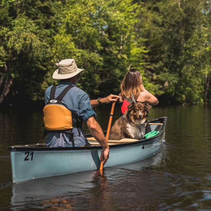 Canots Légaré - Double canoe with dog