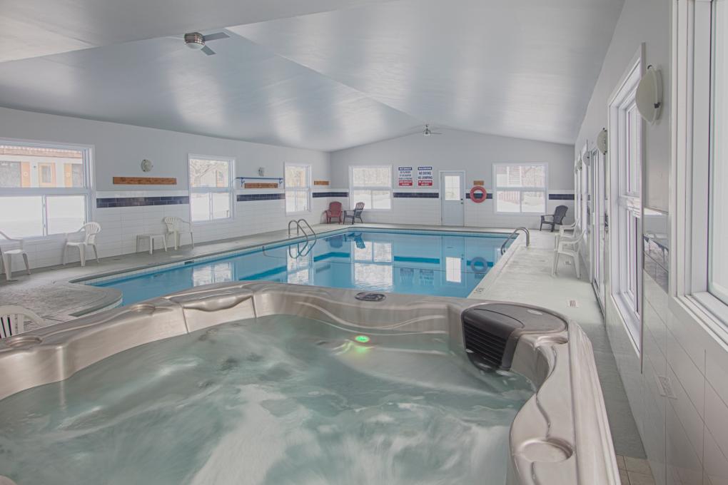 Villas Mont Sainte-Anne - indoor pool and whirlpool