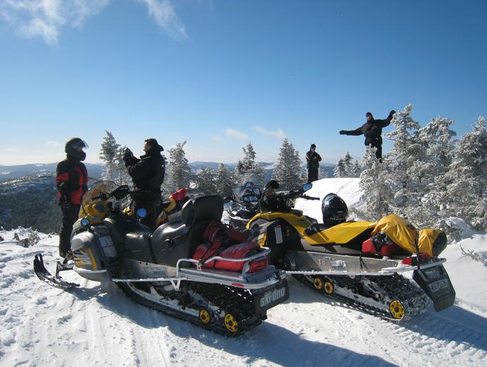 Nord Expé inc. - group of snowmobilers