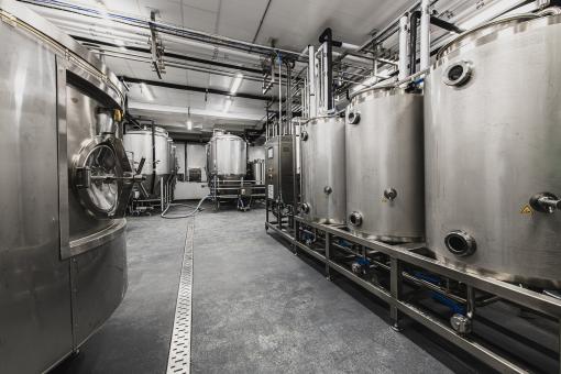 Microbrasserie de l'Île d'Orléans - Pub Le Mitan - aluminum fermentation tanks
