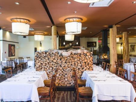 Restaurant La Traite - View of tables with logs