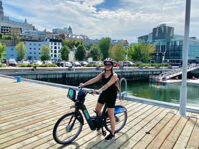 Femme en vélo électrique dans le Vieux-Port de Québec