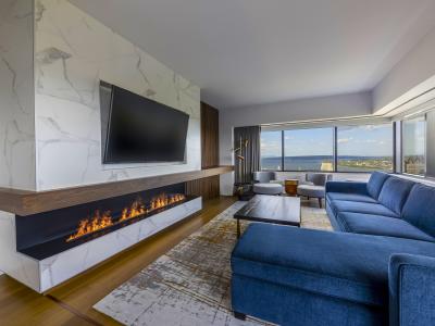Hilton Québec - Hilton Panoramic Signature Suite with fireplace