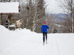 Un homme fait du ski de fond dans les pistes au Mont-Sainte-Anne.