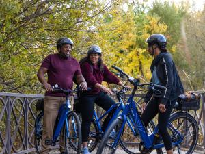 Tuque & bicycle expériences - Trois personnes en activité guidée et location de vélo électrique