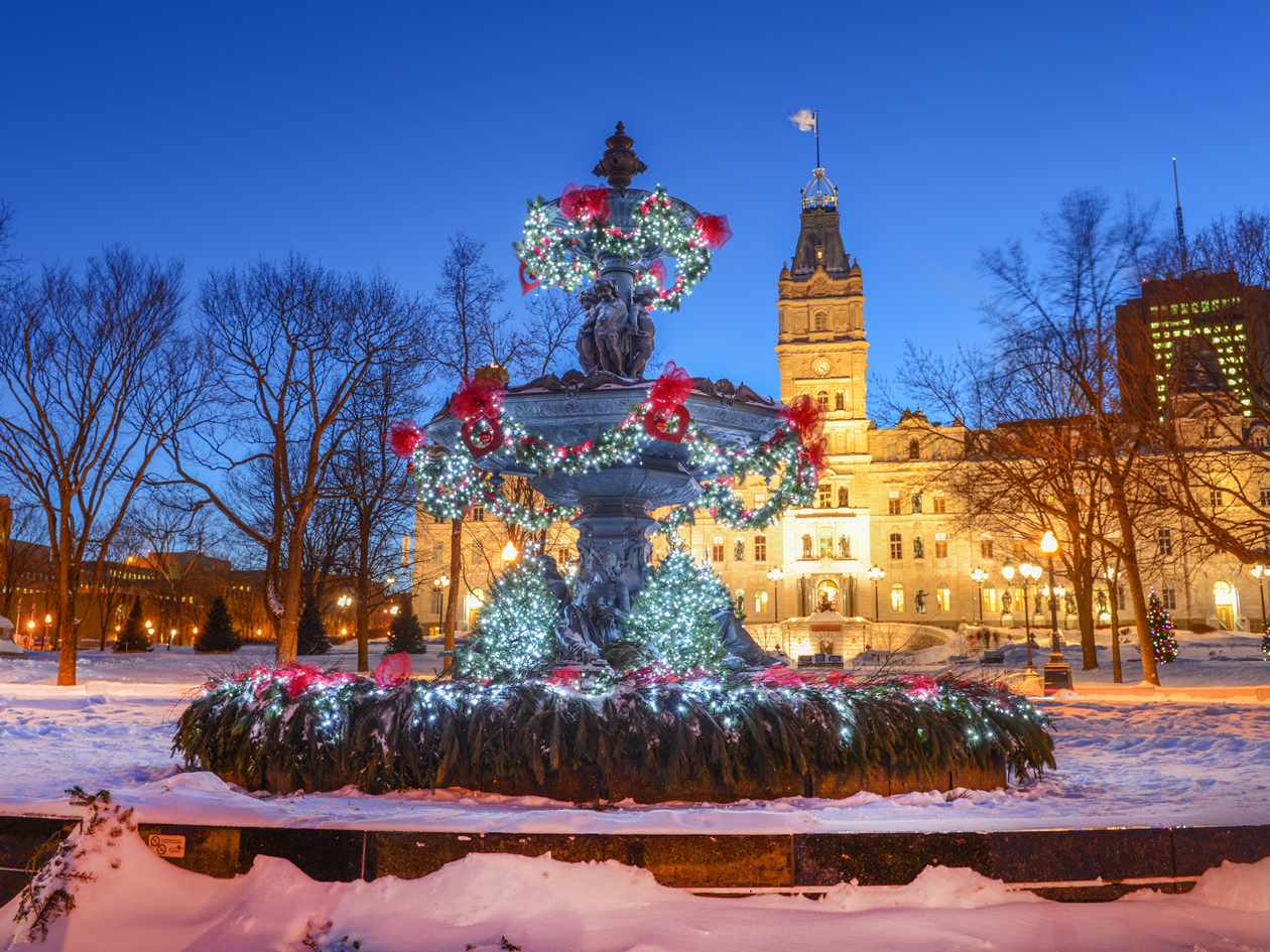 Hôtel du Parlement et fontaine de Tourny en hiver | Crédit :  Ville de Québec